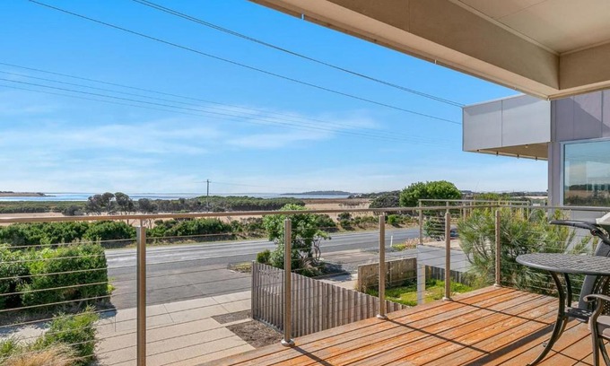 Surf Beach House | Swan Bay Lookout