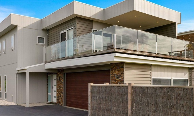Surf Beach House | Swan Bay Views - sleeps 13