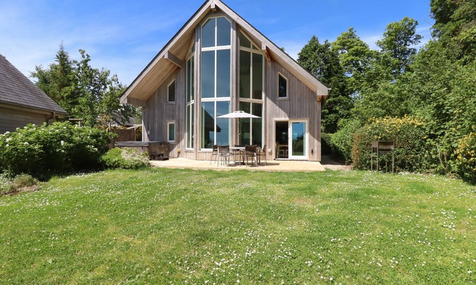 Eleighwater Cottage | SWANDOWN, 14 GOLDENHAYE, pet friendly in Cricket St. Thomas