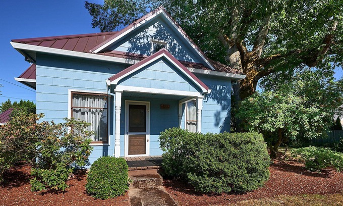 Carlton House | Swanky Historic Farmhouse in Downtown Carlton