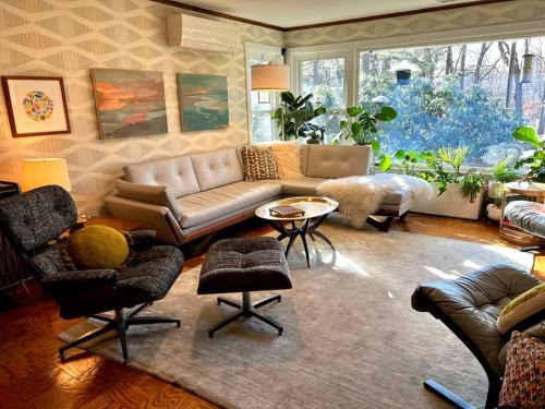 Andover Villa | Swanky Midcentury Ranch