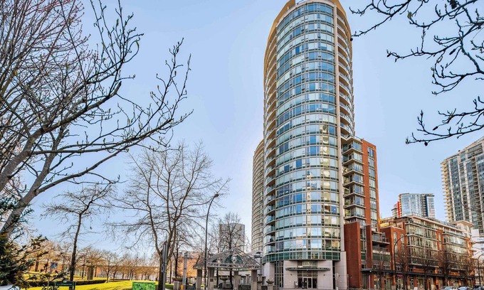 Chinatown Condo | Sweat Condo, Central Location+ One Free Parking!