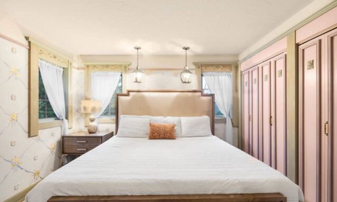 La Crosse House | Swedish Storybook in bluffs hiking trails & stream