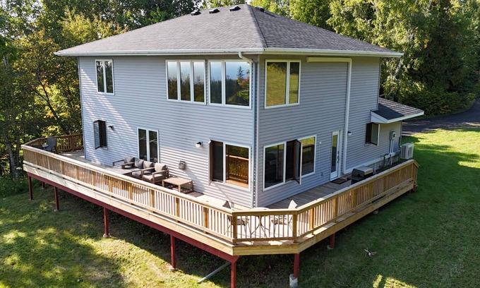 Two Harbors House | Sweeping lake views-5 min drive to Gooseberry-10 min to Two Harbors-3 bedrooms