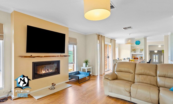 Victor Harbor House | Sweeping Ocean Views 4BR on One Acre