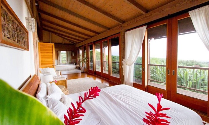 Honaunau-Napoopoo House | Sweeping Views from a Striking Home with Balconies