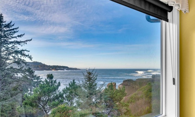 Depoe Bay House | Sweeping Views of Depoe Bay-Enjoy Whale Watching from this Water Front Condo