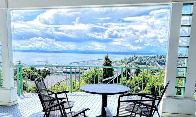 West Queen Anne Apartment | Sweeping Views & Prvt Deck | 2BR w Kitchen+Parking