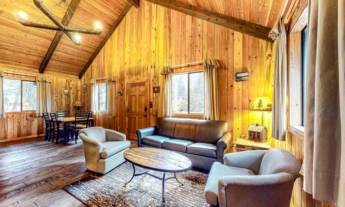 Joseph House | Sweet alpine cabin with mountain views & fireplace - walk to tram & Wallowa Lake