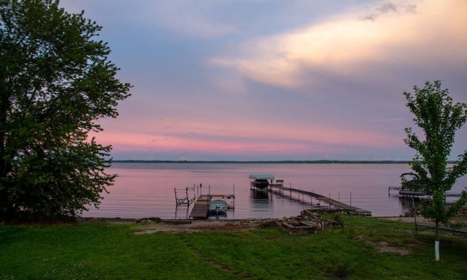Edgerton House | Sweet beach front on Lake Koshkonong w/lots of room & a Paddleboat