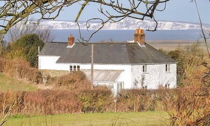 Ventnor Cottage | SWEET BRIARS, family friendly, character holiday cottage in Chale