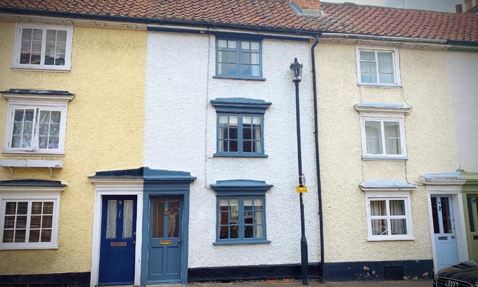 Bury St Edmunds House | Sweet & cosy 10 Bridewell Cottage with parking available upon request