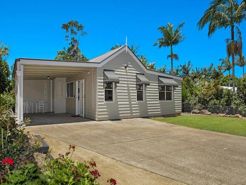 Maleny Apartment | Sweet Cottage, sleeps 4 - stroll to Maleny