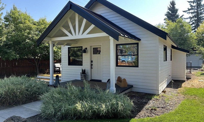 River West Cottage | Sweet craftsman bungalow in the heart of Bend