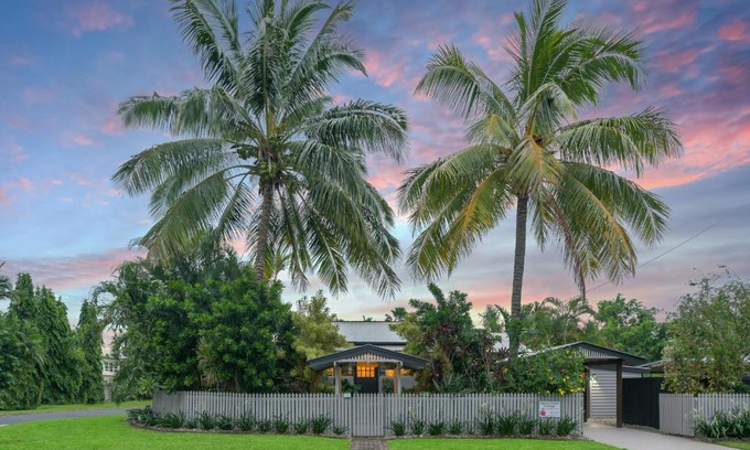 Palm Cove House | Sweet Creek Cottage, Palm Cove, 200m to Beach, Heated Pool, Pets