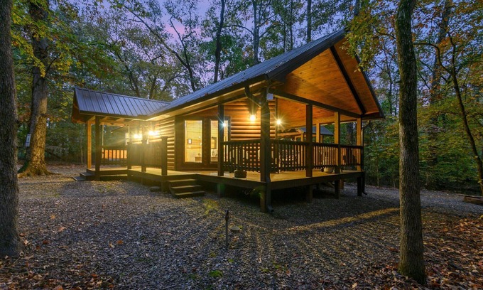 Broken Bow Cabin | Sweet Escape- Honeymoon Cabin. Hot Tub, King Bed & Private Hot tub