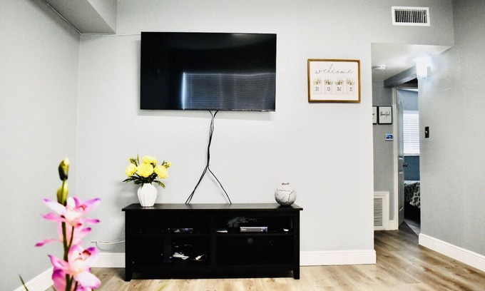 Seminole House | Sweet Little Home 15 Minutes From The Beach