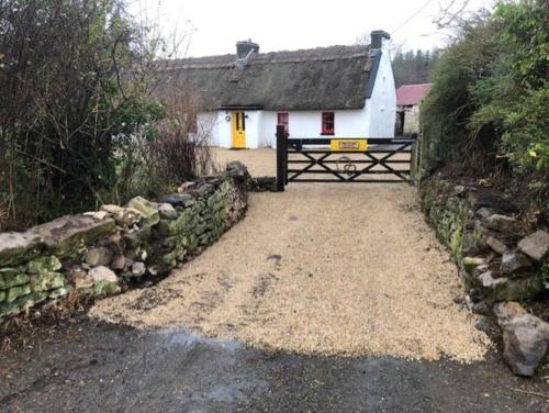 Jamestown House | Sweet Meadow A delightful romantic thatched cottage by river Shannon on 4 acres is for peace party family or work from home