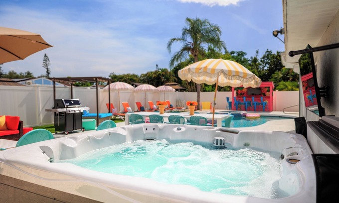 Bradenton House | ‘Sweet Memories’ - Heated Pool, Games & Hot Tub - Sleeps 12