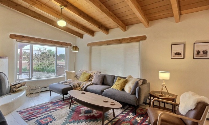 Arroyo Seco House | Sweet Mountain View Arroyo Seco Home with Hot Tub