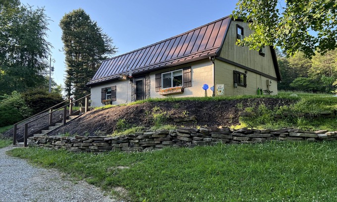Laurelville Cottage | Sweet Nell’s Cozy Cottage with hot tub in the heart of Hocking Hills.