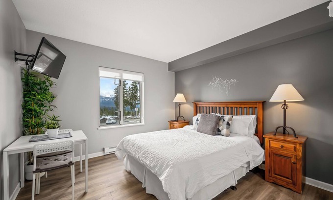 Quathiaski Cove Condo | Sweet Peaksn Prime location , True ski in ski out Bear Lodge
