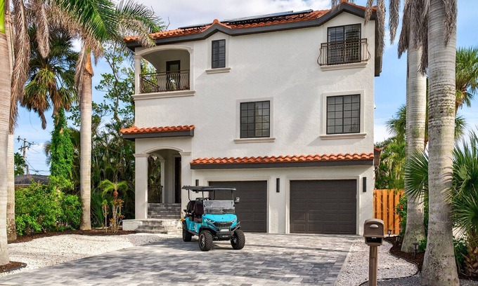 Siesta Key House | Sweet "Rae" of Sunshine-Coastal Oasis, Prime location & GOLF CART INCLUDED!