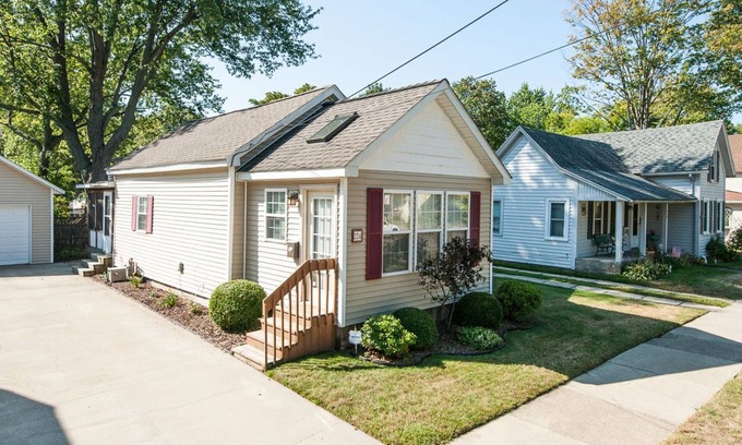 South Haven House | Sweet Retreat | Intimate Bungalow with a Cozy Backyard, Near the Beach