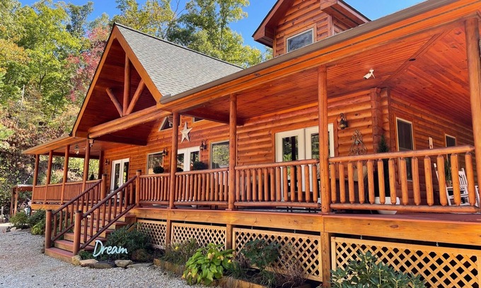 Almond Cabin | Sweet Serendipity Cabinn2 BR/2 BA near Fontana Lake