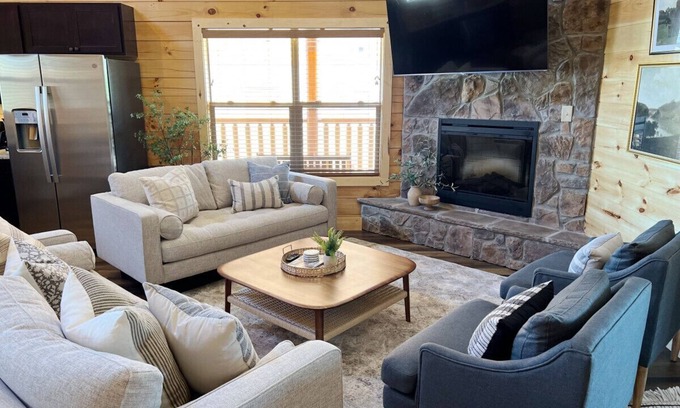 Pigeon Forge Cabin | Sweet Tea Timber-Indoor Pool & Hot Tub!
