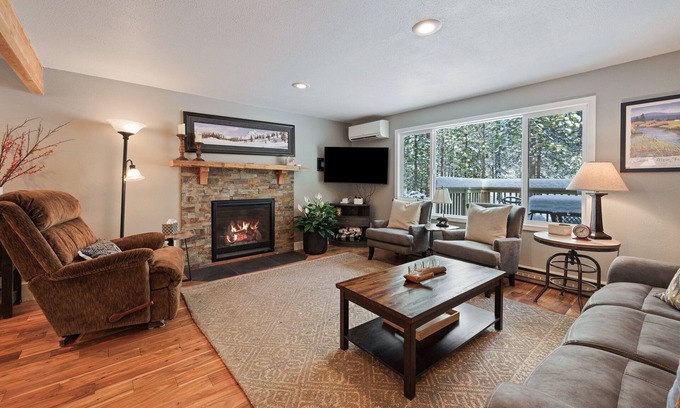 Deer Park House | Sweet Updates, Heart of Sunriver, Hot Tub, Bikes, SHARC, A/C