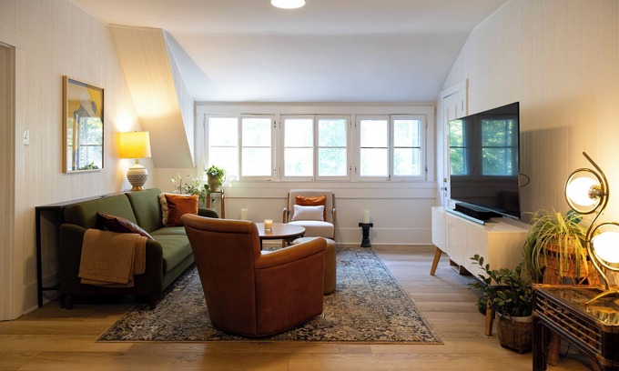 Cincinnati House | Sweetgum Manor: Spacious 3 Bedroom, 2 Bathroom on Scenic & Lush Grounds