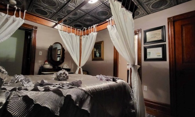 Ashfield Bed & Breakfast | SWICHBACK TRAIL SUITE AT TRAILS END B&B