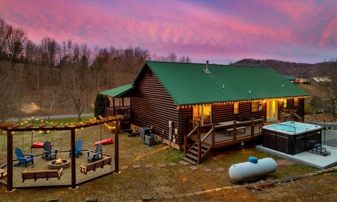 Gatlinburg - Pigeon Forge Cabin | Swim Spa, Fire pit, 3King Bed, Dog, Spacious Parking in Wears Valley