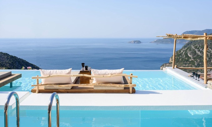 Alonissos Bed & Breakfast | SWIM UP SUITE with direct access to the infinity pool and stunning sea view