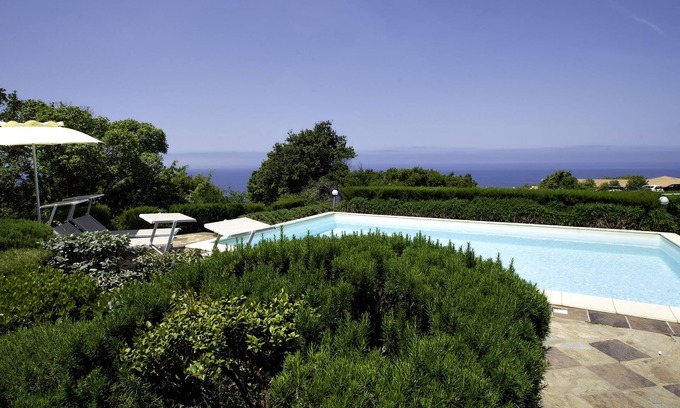Costa Paradiso House | Swimming pool, air conditioning, wifi, private parking 250m from the sea.
