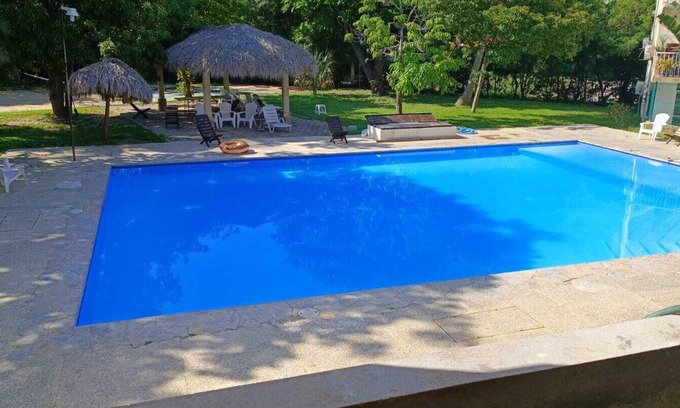 Crucecita Apartment | Swimming pool and walkable to downtown and Chahue beach
