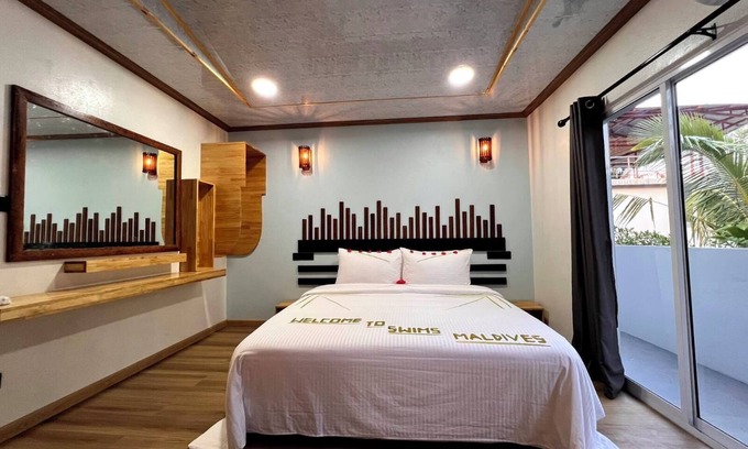 Omadhoo House | swims maldives