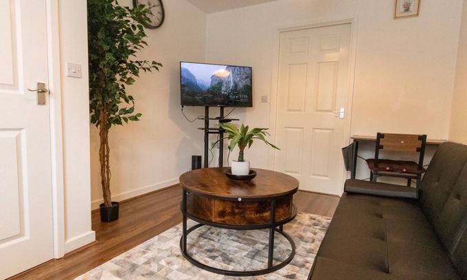 Swindon House | Swindon Cozy 2BR Retreat