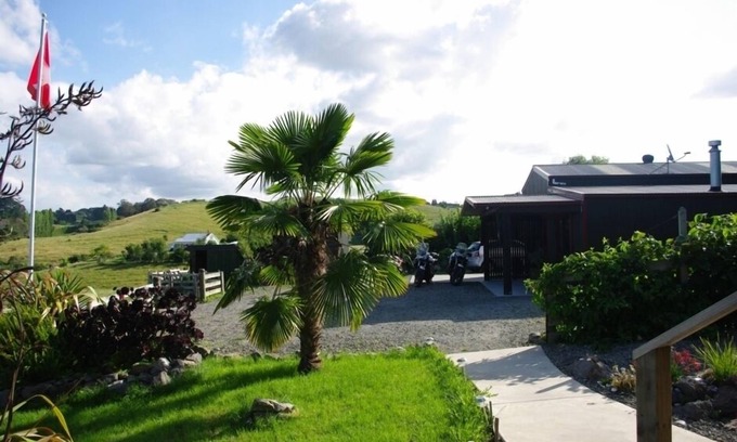 Whakamarama Cottage | Swiss-Kiwi Retreat includes Breakfast and a Spa Pool option.