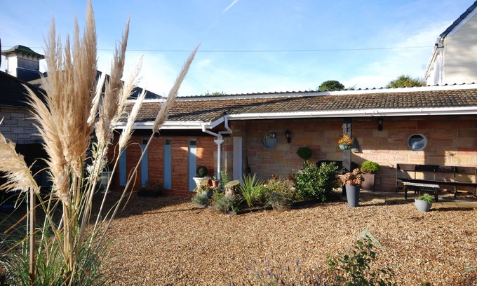 Shanklin Apartment | SWISS STYLE 1 BEDROOM GARDEN APARTMENT