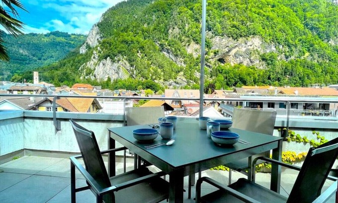 Central Interlaken Apartment | SwissHut Penthouse 10min Interlaken West Station - Apart. Blume 2