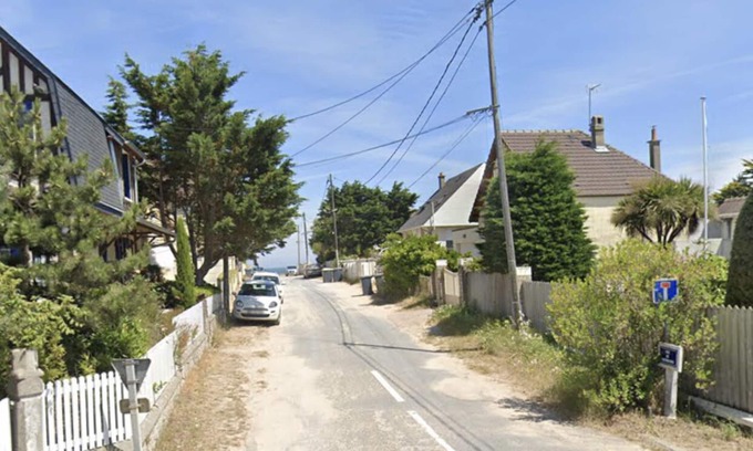Hermanville-sur-Mer House | Sword Beach Cottage - direct access to the sea down the path