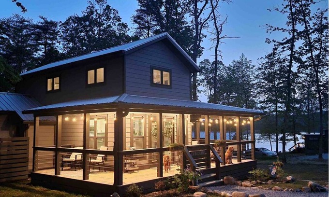 Tracy City Cottage | Swordfish Suite DOG friendly- Pup Shed Retreat