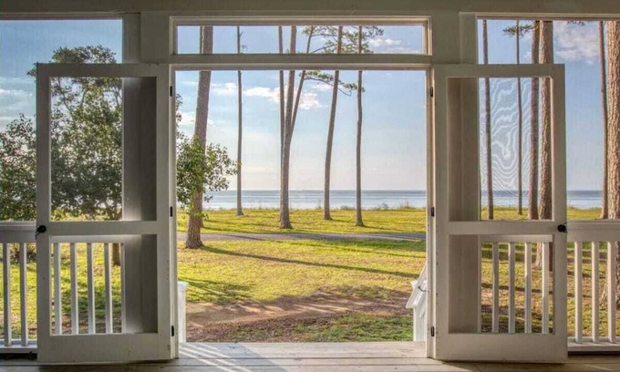 Melrose on the Beach House | Sycamore Cottage: Elegant Oceanfront Retreat