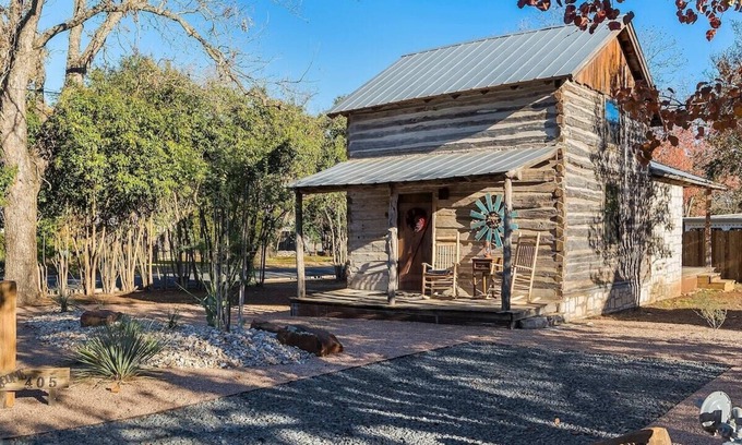 Fredericksburg Cabin | Sycamore Log Cabin, Walk to Main St, Sleeps 4