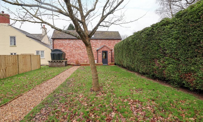 Loppington Cottage | SYLVA COTTAGE, pet friendly, with a garden in Cockshutt