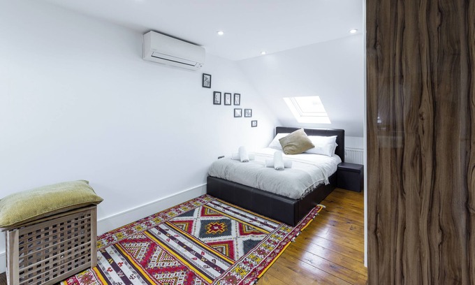 Valentines Apartment | Symphony of Style | Pvt Courtyard | 6 Bed | Ilford