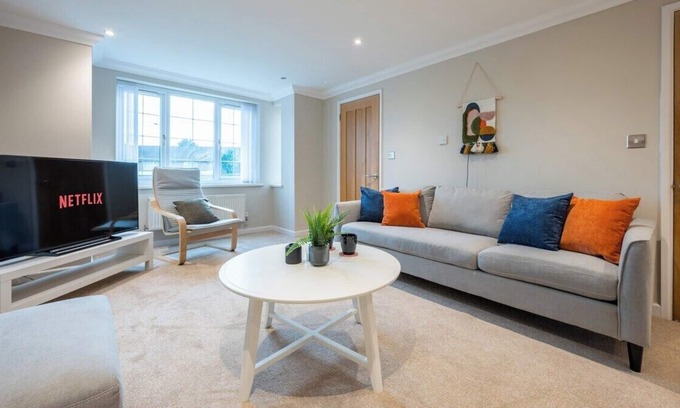 Llanishen House | Tŷ Coch by Tŷ SA, Spacious 3 Bedrooms