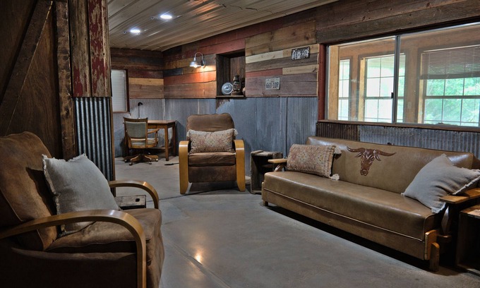Warsaw House | T's Fish Camp-Crappie Are Biting—Sleeps up to Six